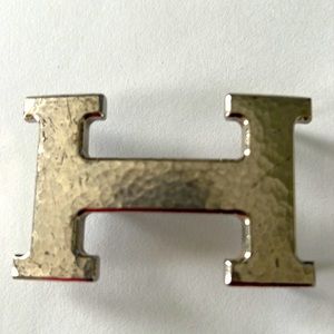 Hermes like silver hammered buckle. This is NOT original Hermes